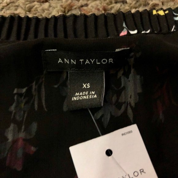 Ann Taylor Floral Blouse Womens XS New Pleated - Picture 9 of 12